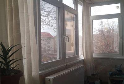 De vanzare apartament cu 3 camere in zona Soarelui decomandat etaj 3 langa Scoala Generala 30 - 5