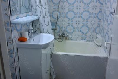 Apartament cu trei camere in zona centrala - 2