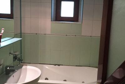Apartament cu 3 camere decomandat în Exterior Vest