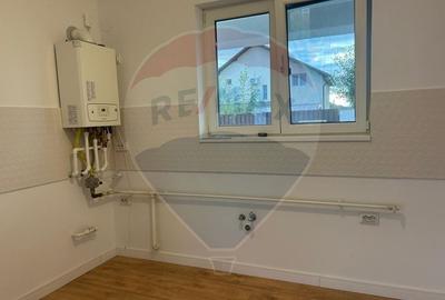 De vanzare Casa / Vila cu 4 camere - 5