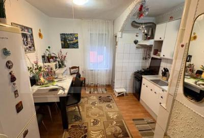 Apartament cu 4 camere decomandat, mobilat în Sângeorgiu de Mureș - 3