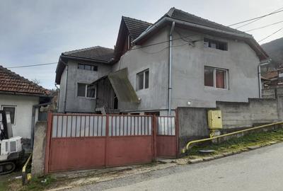 Casă cu 5 camere în 700 - 1