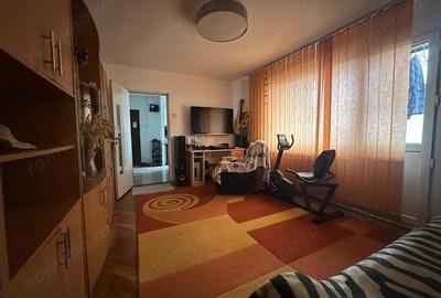 Apartament cu 3 camere semidecomandat în Circumvalațiunii