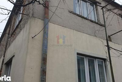 Casă cu 6 camere cu Teren 242 Mp în Central