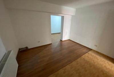 Proprietar, vand spatiu comercial,  str. Sf. Apostoli Petru si Pavel nr. 60 - 8