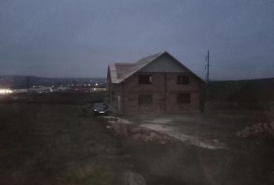 Casă cu Teren 1000 Mp în Central - 1