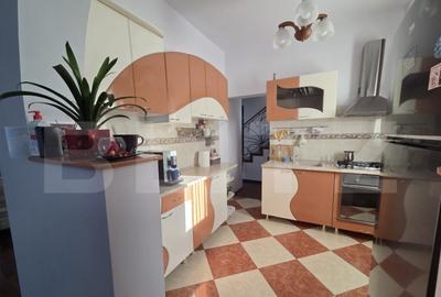 Vila 226 mp utili, curte 277 mp, zona Micro 3 - 13