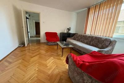 Apartament 3 camere, semidecomandat, etaj 2, 57 mp utili, zona Piata 700 - 2