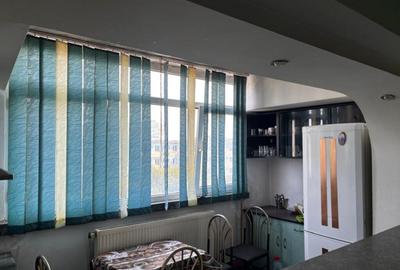 Apartament cu 3 camere decomandat în Craiovița Nouă