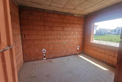 Duplex pe plan - 2 bai - canalizare - personalizare interioara - bucatarie inchi - 4
