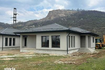 Casă cu 3 camere cu Teren 120 Mp în Central - 1