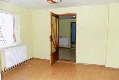Casă cu 5 camere cu Teren 184 Mp în Central - 2