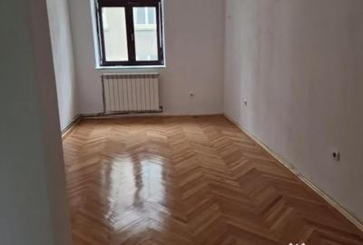 Spațiu comercial, de 1,000 mp, în Central - 11