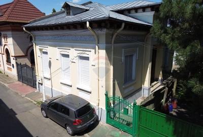 Casa interbelica de vanzare, 4 camere, ultracentral Galati - 1