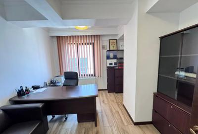 Apartament cu 5 camere decomandat în Km 4 - 16