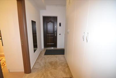Apartament cu 3 camere decomandat, mobilat în Tractorul - 17