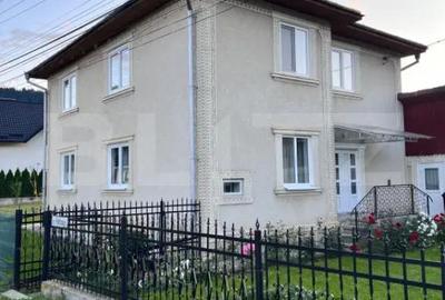 Casă cu 8 camere cu Teren 400 Mp în Central