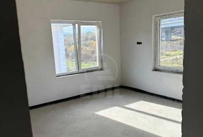 Casă cu 4 camere cu Teren 400 Mp în Luna