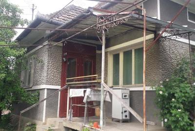 Casă cu 5 camere cu Teren 5850 Mp în Sărmașu - 1