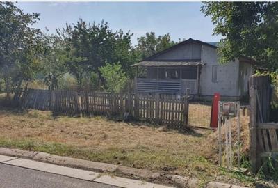 Casă cu 3 camere cu Teren 1185 Mp în Central - 1