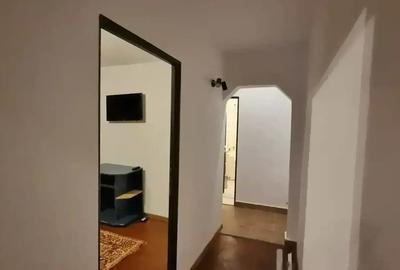 PROPRIETAR vand apartament decomandat 2 camere - 1