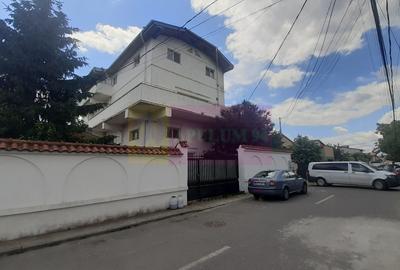 Casă individuală cu 7 camere cu Teren 850 Mp în Central