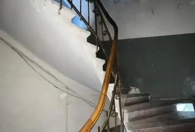 Casă cu 9 camere cu Canalizare în 1 Mai - 2