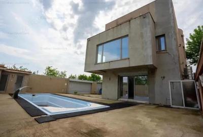 Casă cu Teren 300 Mp în Central