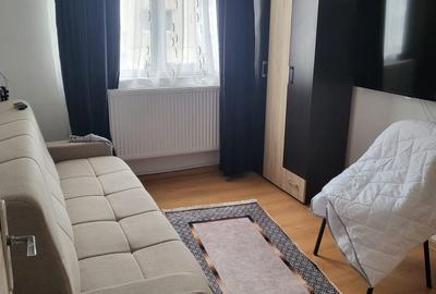 Apartament cu 3 camere semidecomandat în Est