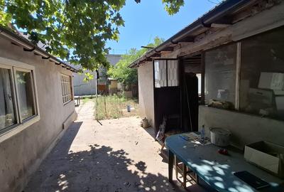 Piata Amzacea-Teren 375 mp (deschidere 14.86 ml )  + casa demolabila - 2