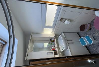 Apartament cu 3 camere semidecomandat în Berceni