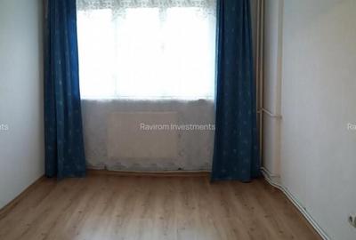 Apartament trei camere etaj 2 nemobilat 9 Mai vis - a - vis de Sportiv - 2