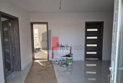 Casă cu 5 camere cu Canalizare în Central - 12