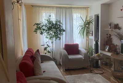 Apartament cu 3 camere decomandat în Far