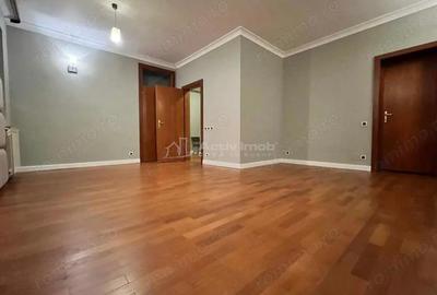 Casă cu 7 camere cu Teren 400 Mp în Central