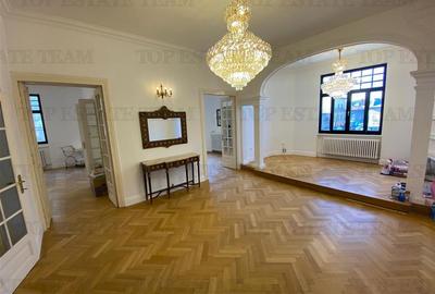 Apartament cu 5 camere decomandat în Armeneasca