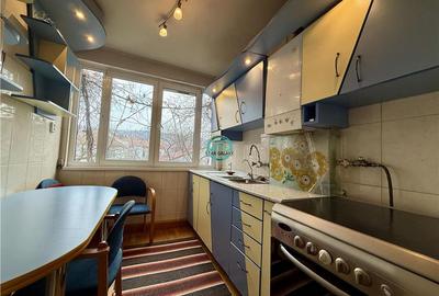 Apartament cu 3 camere semidecomandat, mobilat în Cornișa - 2