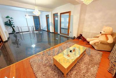 Casă cu 8 camere cu Teren 970 Mp în Central - 2