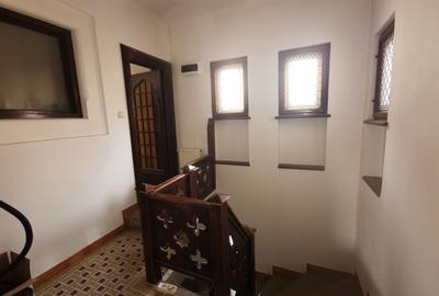 Casă cu 11 camere în P-ța Romană - 13