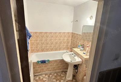 Se vinde apartament cu 3 camere, situat in Comane?ti, Bacau, etaj 4. - 5