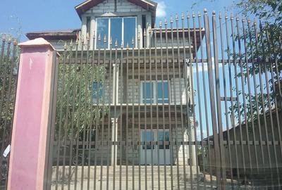 Casă cu 5 camere cu Teren 1000 Mp în Sintești