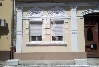 Casă cu 3 camere decomandat cu Teren 11 Mp în Central - 14