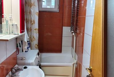 Apartament cu 2 camere nedecomandat în Km 4 - 3