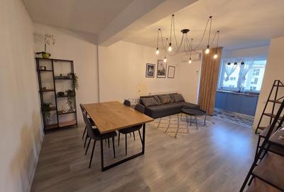 Apartament cu 3 camere semidecomandat, mobilat în Central