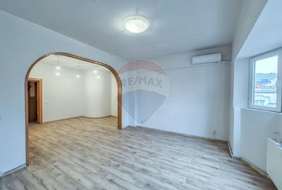 Apartament cu 4 camere semidecomandat în Central - 2