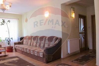 Casă cu 13 camere cu Teren 600 Mp în Voineasa - 2