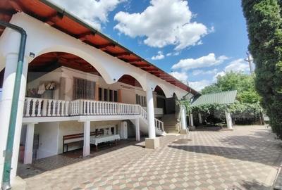 Casă cu 8 camere cu Teren 2235 Mp în Central