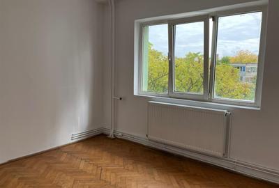 Apartament cu 3 camere semidecomandat în Circumvalațiunii