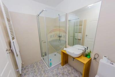 Casă cu 7 camere cu Teren 6370 Mp în Groși - 1