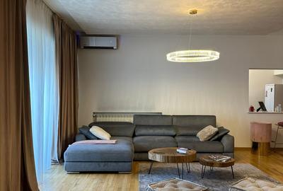 Apartament cu 5 camere decomandat, mobilat în P-ța Romană